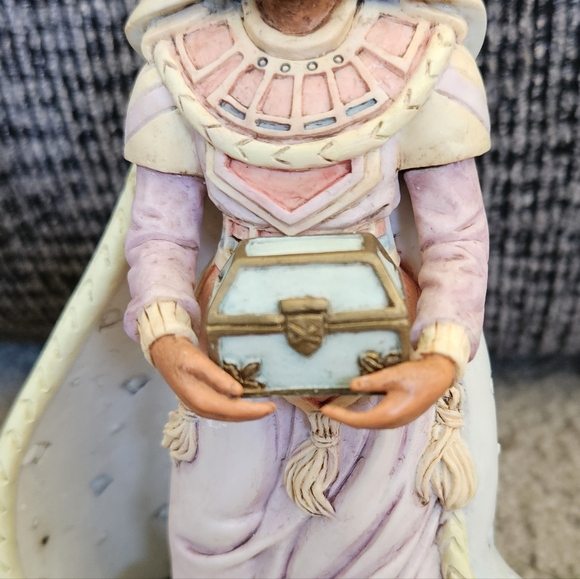 Two Christmas Figurines, An Angel with 2 Lambs & Royal King. Vintage 1996. - Picture 3 of 16